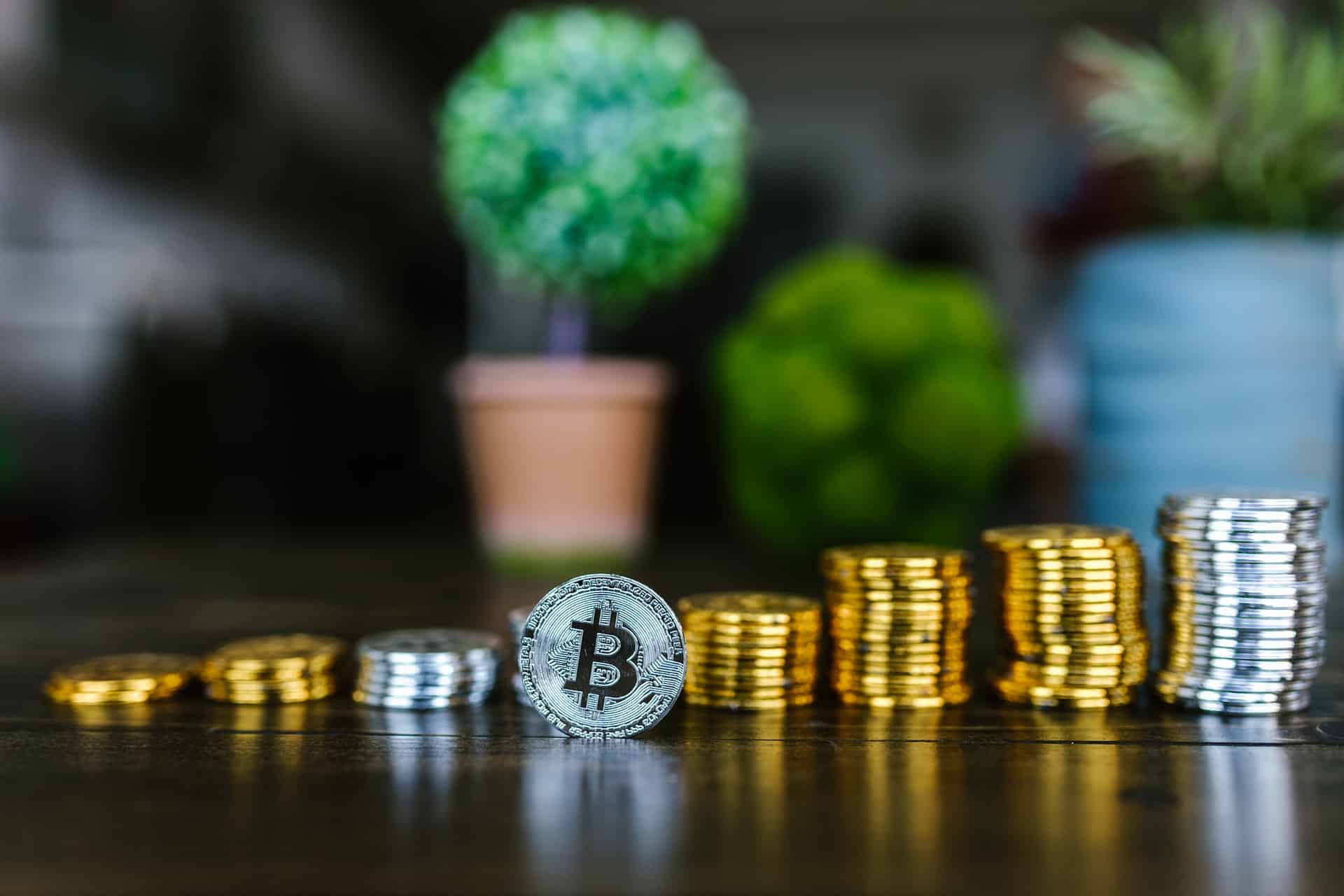 Moedas de Bitcoin. Foto: RODNAE Production/Pexels.