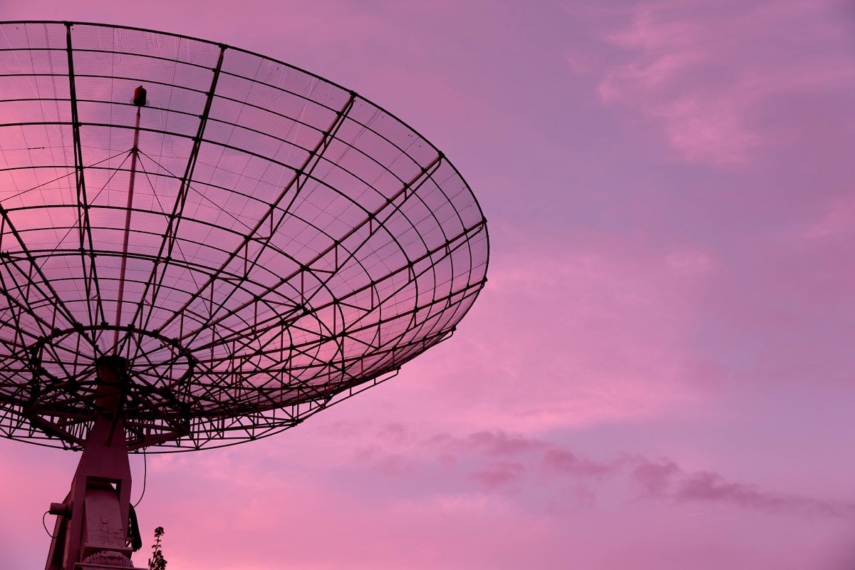 Antena apontada para céu