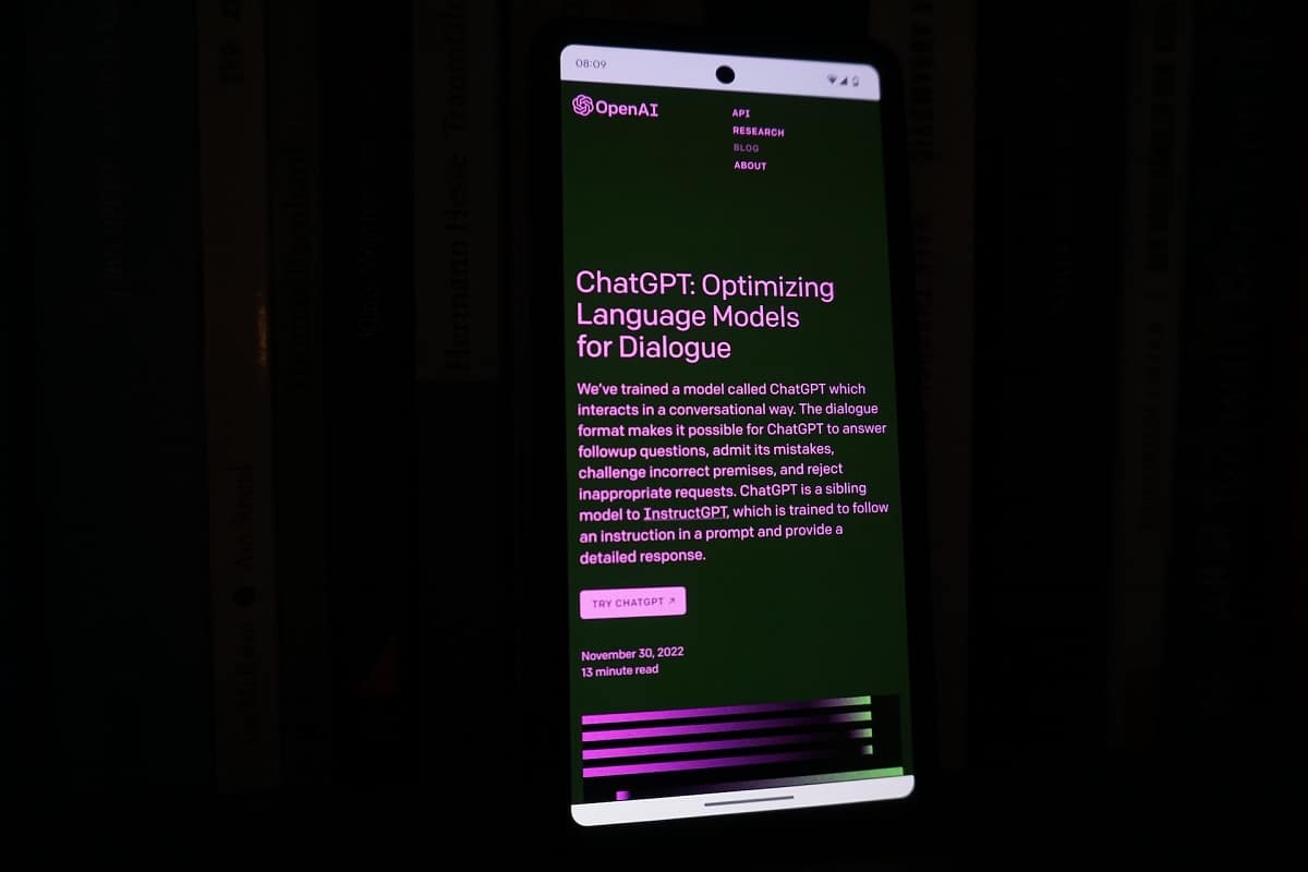 Celular com a imagem do ChatGPT