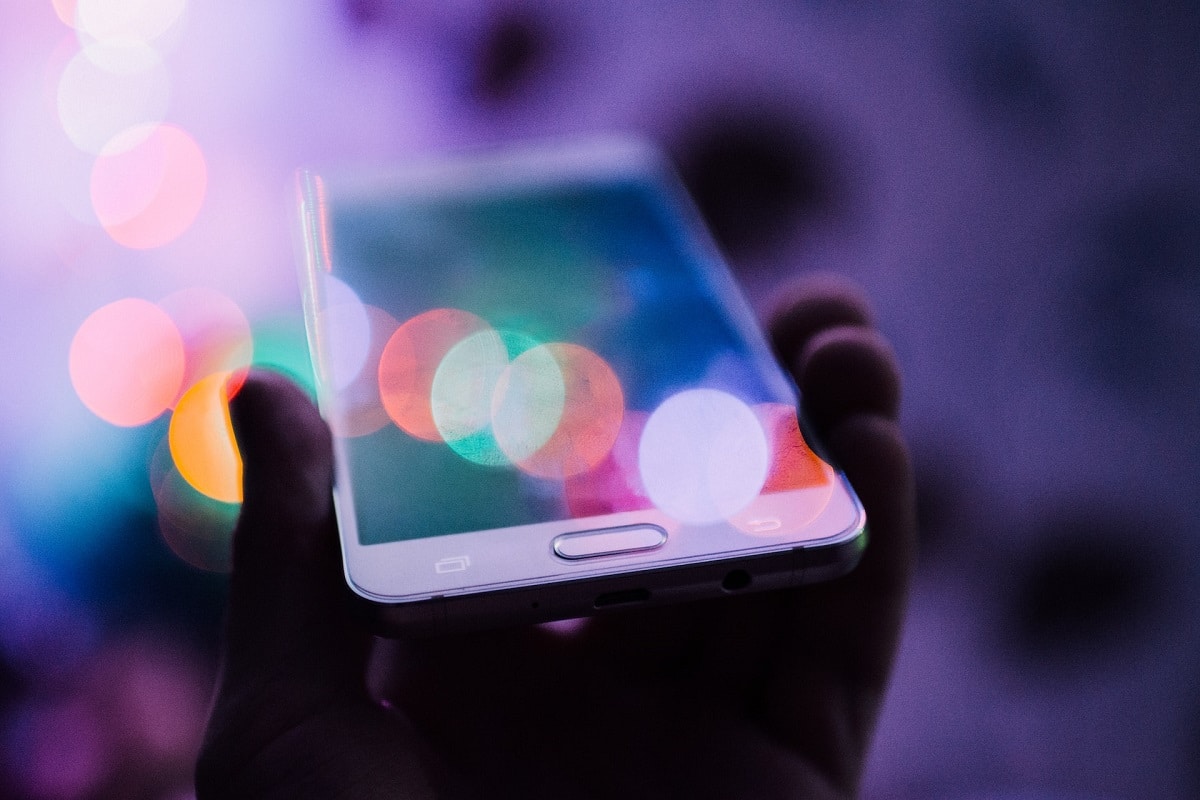 Celular em destaque com imagens coloridas