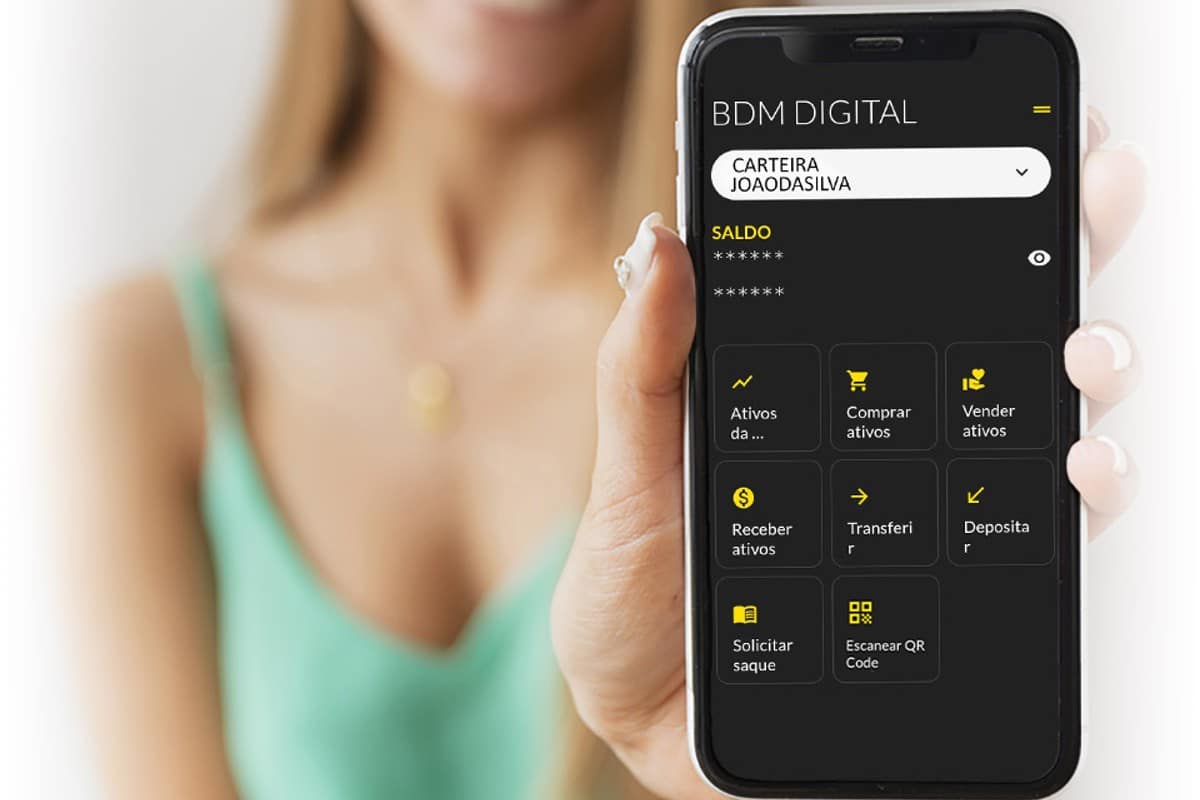 Mulher segurando aplicativo da BDM Digital