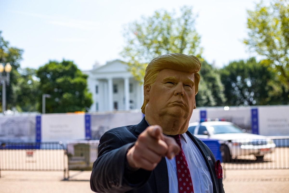 Pessoa com uma máscara do ex-presidente dos EUA, Donald Trump