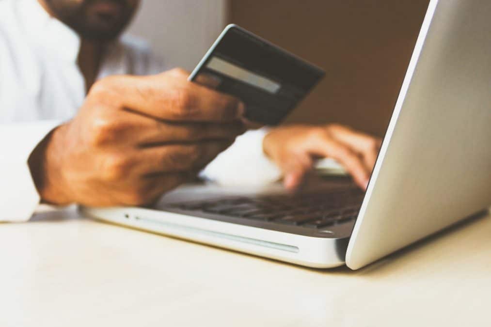 Pessoa realizando compras no comércio eletrônico