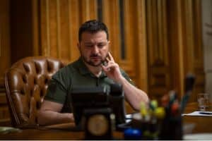 Presidente da Ucrânia conversando pelo telefone
