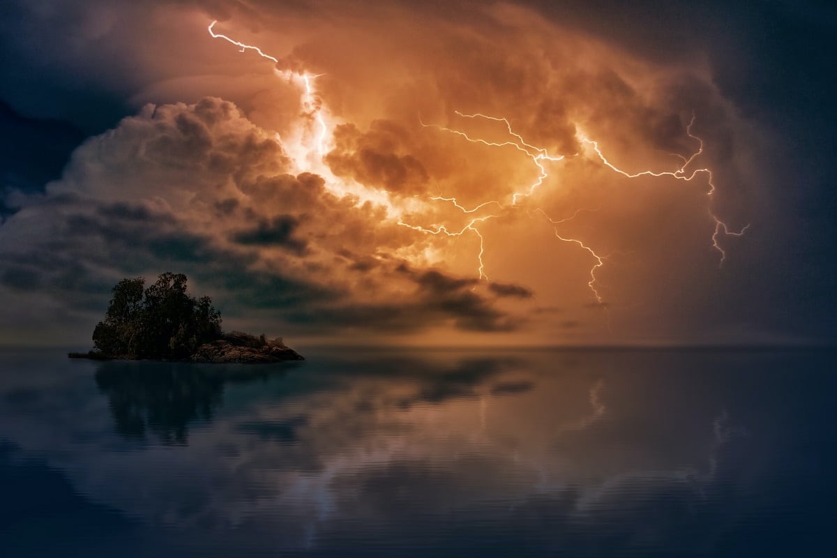 Raio em meio a céu laranja lightning network do bitcoin