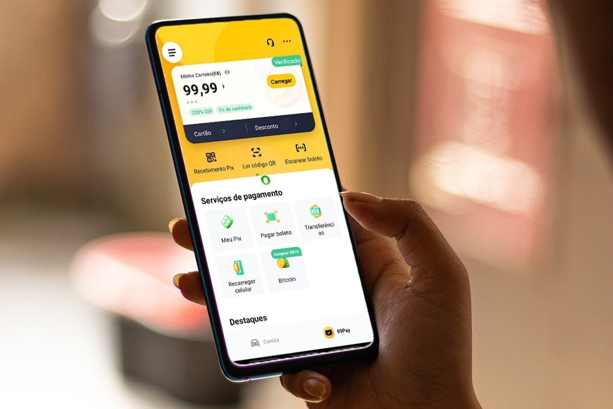 Usuário do 99 com aplicativo na mão bitcoin em destaque e criptomoedas