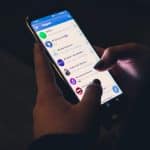 Usuário do aplicativo do Telegram observando mensagens