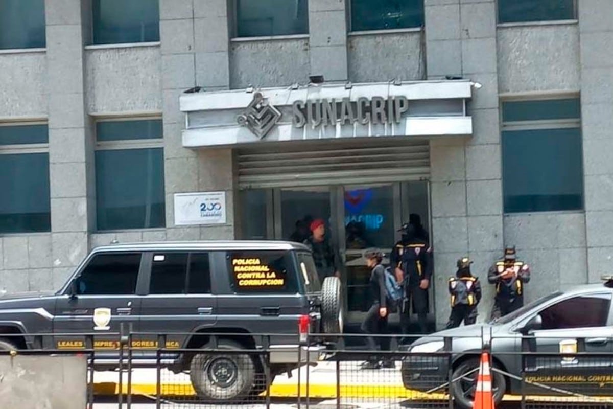 Viaturas da polícia contra corrupção na Venezuela em frente a prédio da SUNACRIP, divisão de criptomoedas do país Crédito Roison Figuera