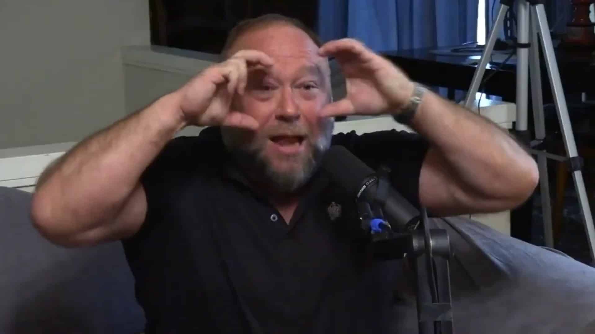 Alex Jones, radialista americano, contando como conheceu o Bitcoin. Fonte: YouTube/Reprodução.