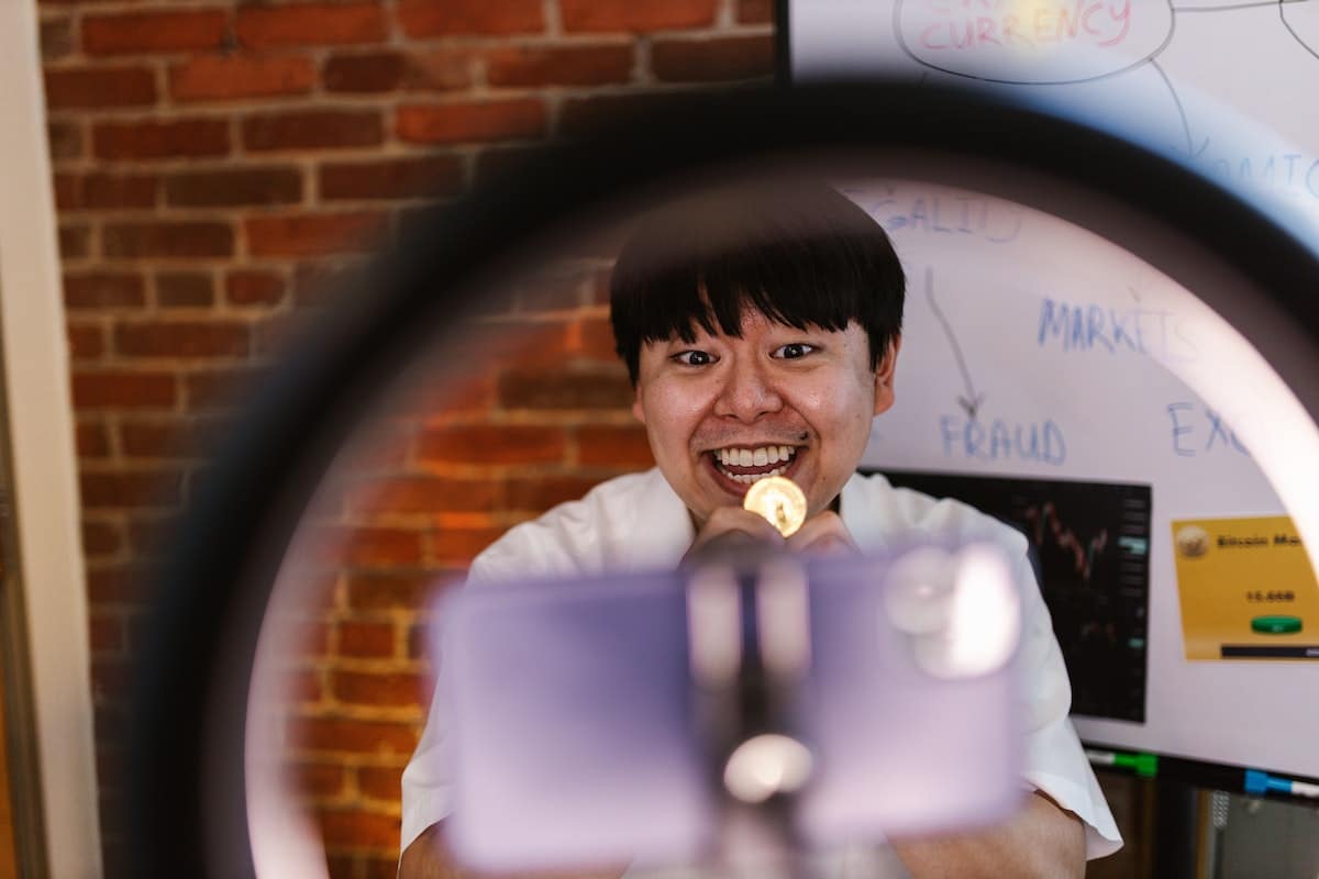 Aluno mostrando bitcoin em apresentação