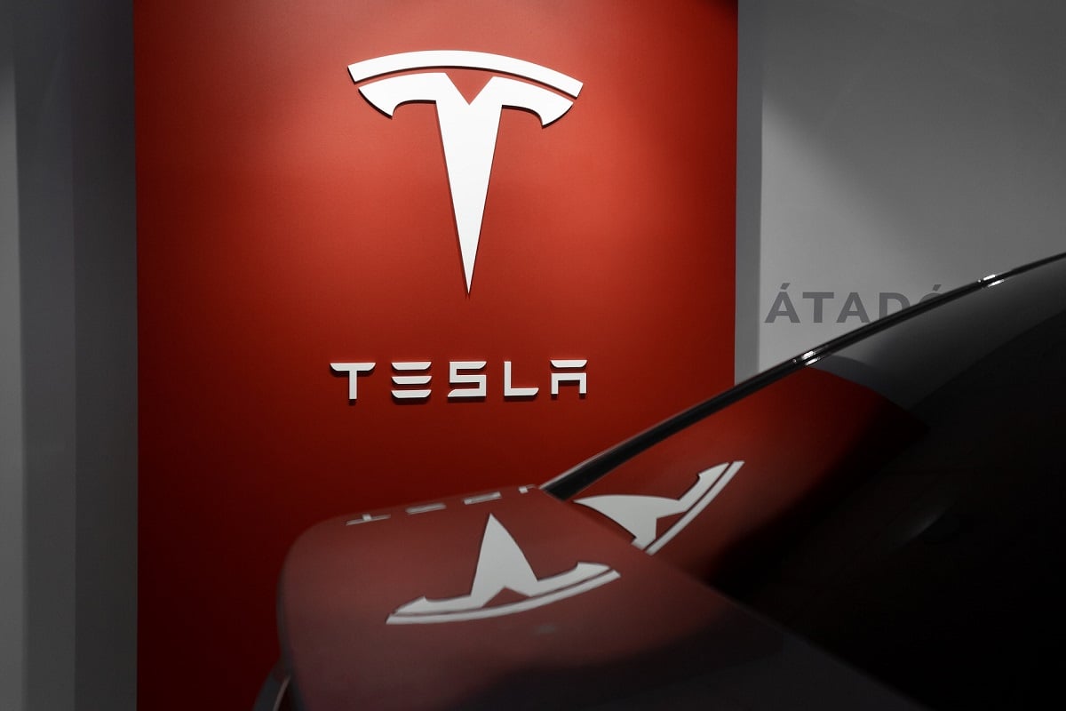 veículo estacionado próximo a placa da Tesla