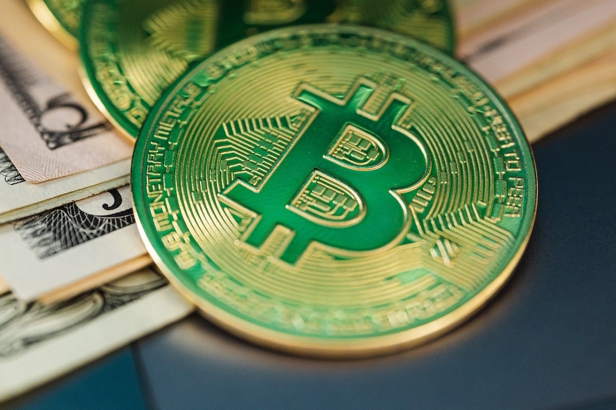Moedas de bitcoin verdes com notas ao fundo