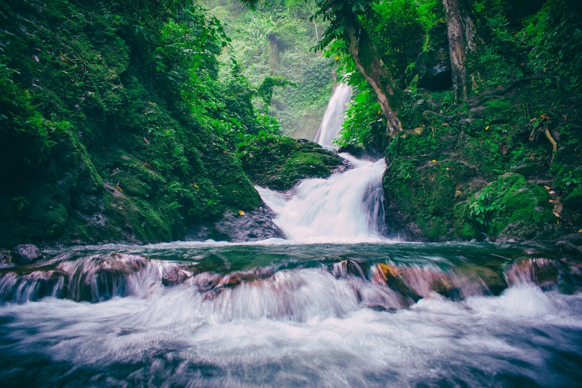 Rio em meio a natureza