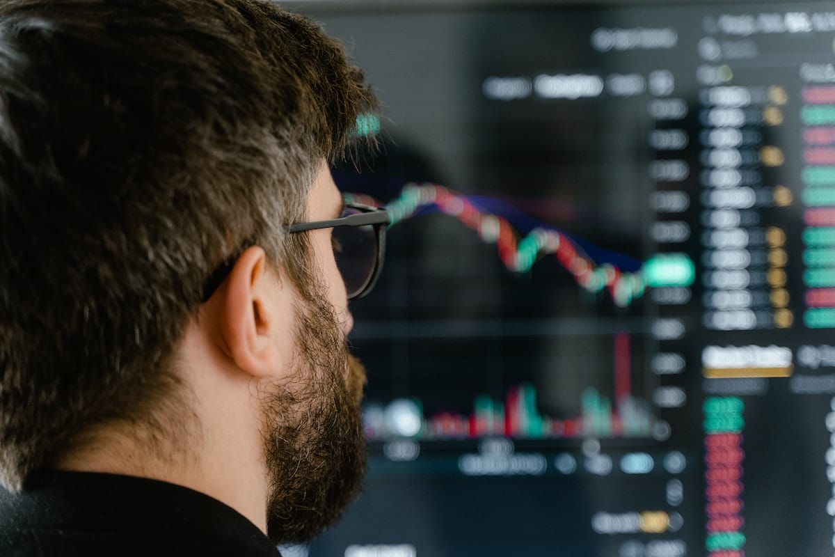 Trader observando gráficos
