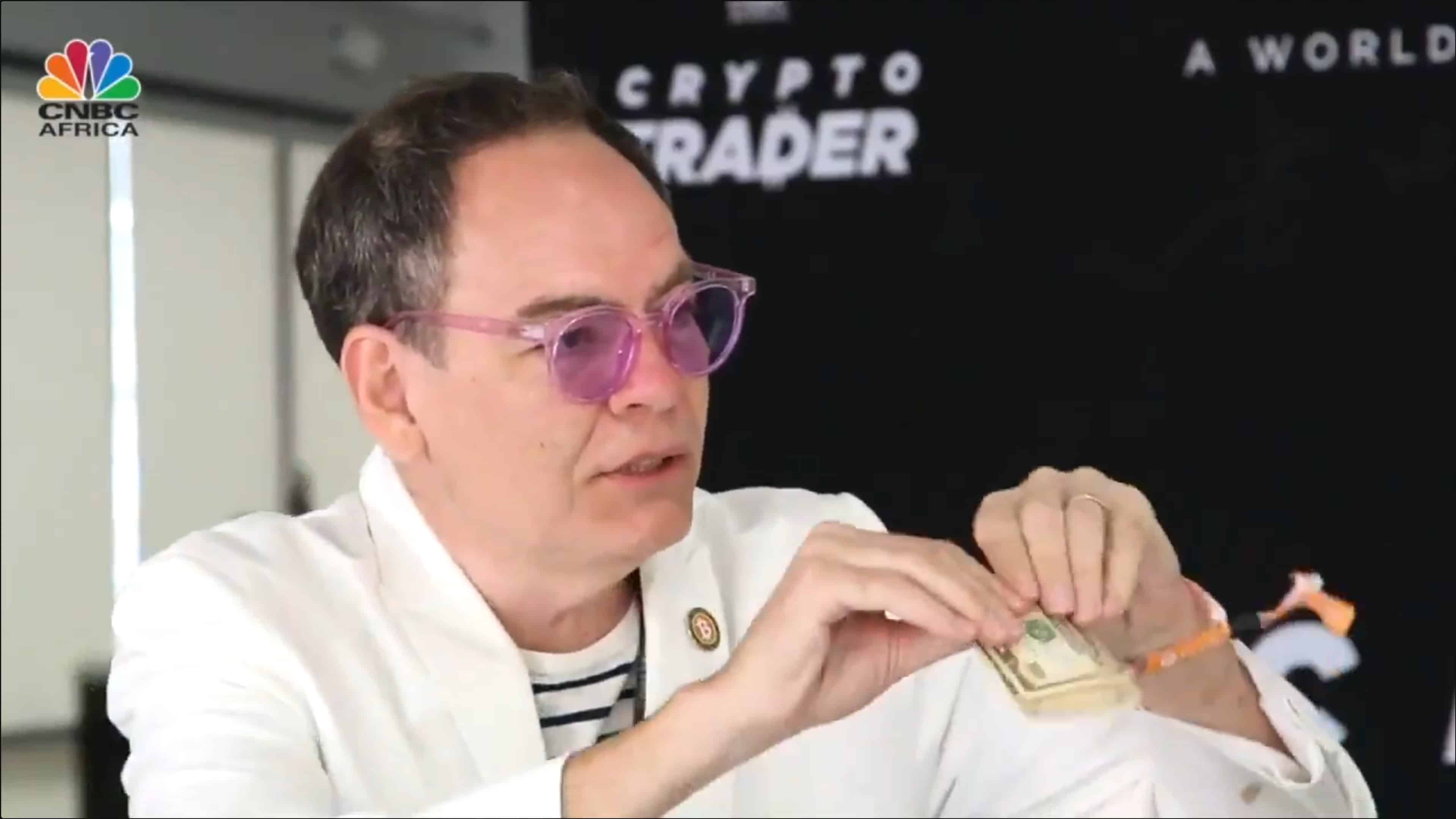 Max Keiser rasgando nota de 10 dólares. Fonte: CNBC/Reprodução.