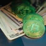 Bitcoins verdes sobre notas de Dólar