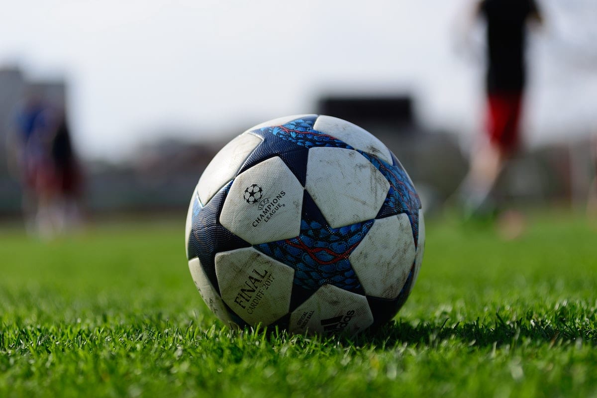 Bola de futebol no campo