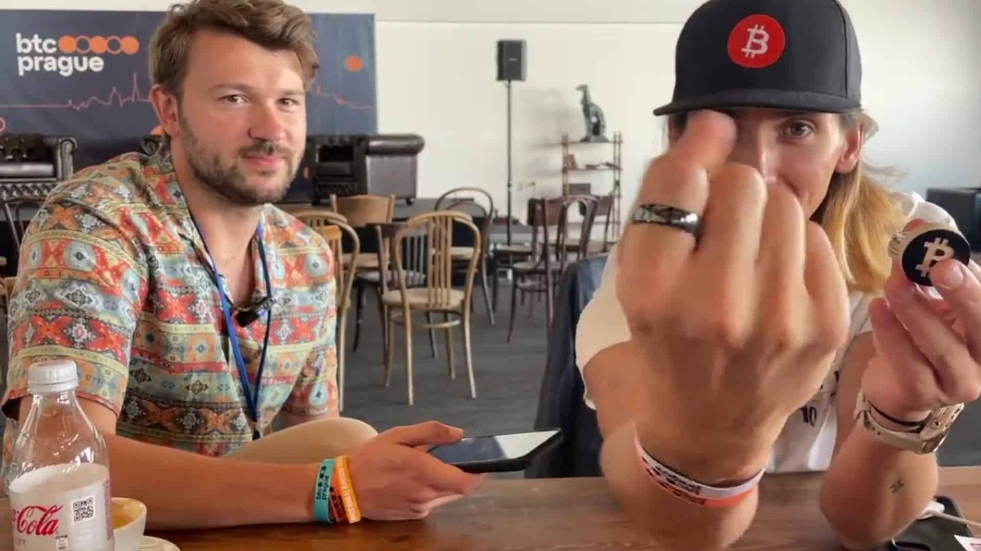 Fãs de bitcoin testam Bitcoin Ring, um anel de pagamentos instantâneos