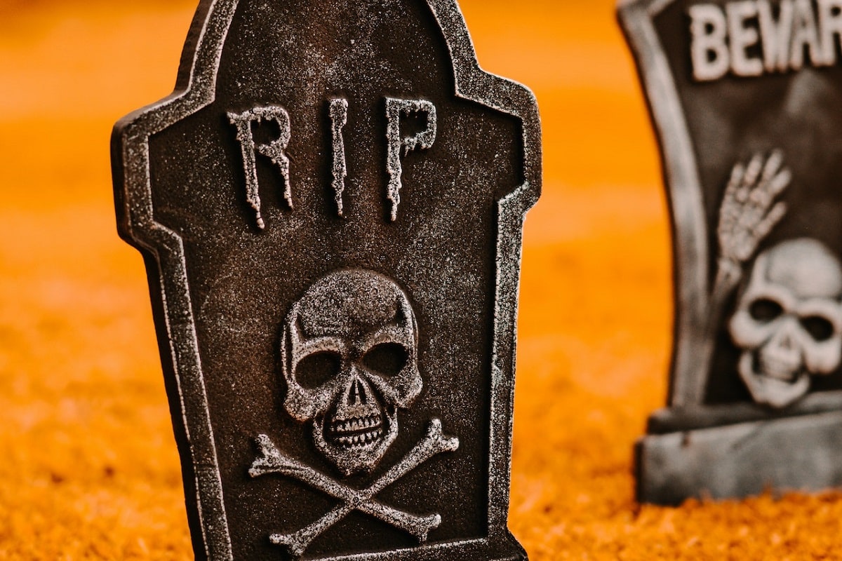 Lápides com símbolo de morte