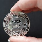 Mão segurando Dash