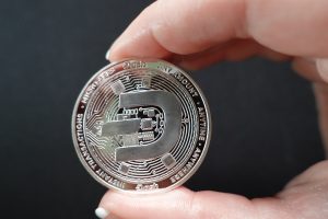 Mão segurando Dash