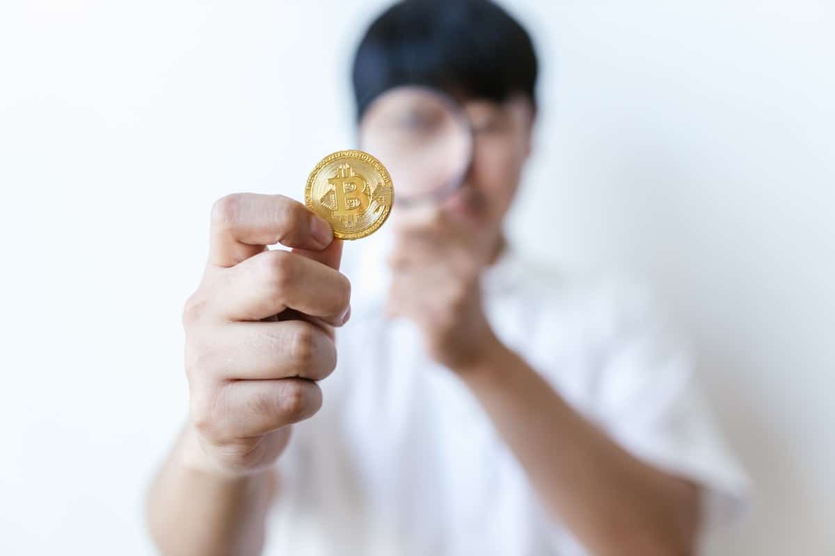 Perito analisando bitcoin perícia falha plataforma