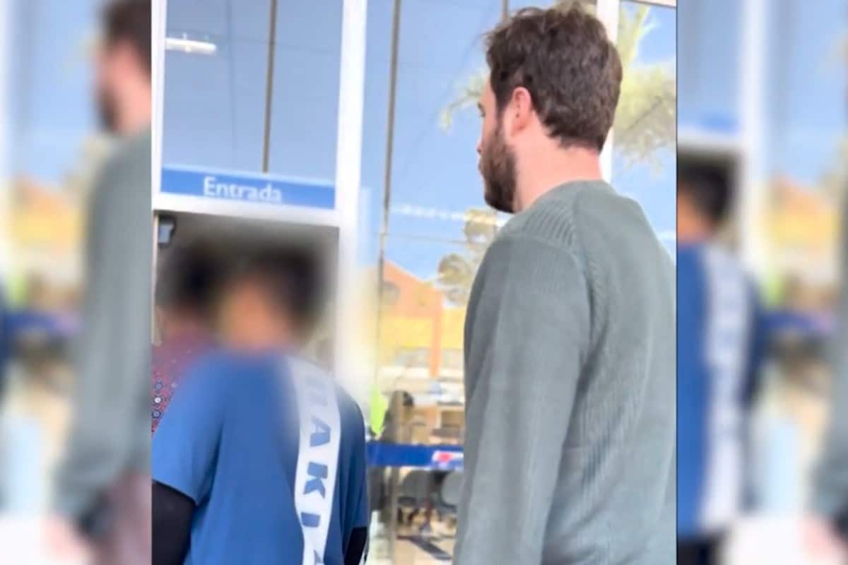Primo Rico na fila para entrar em banco