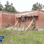 Casa inacabada estava sendo usada como fazenda de mineração e energia estava sendo furtada. Fonte: Notícias 42/Reprodução.