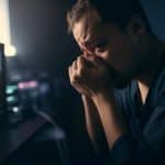 Investidor de criptomoedas chorando. Midjourney.