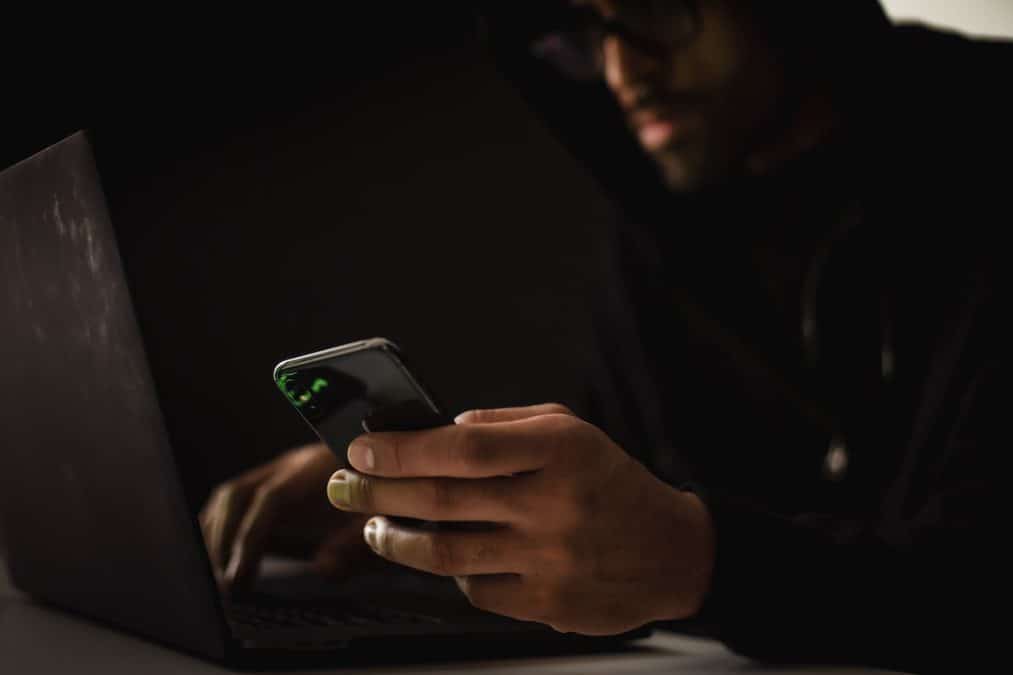 Hacker invadindo dispositivos