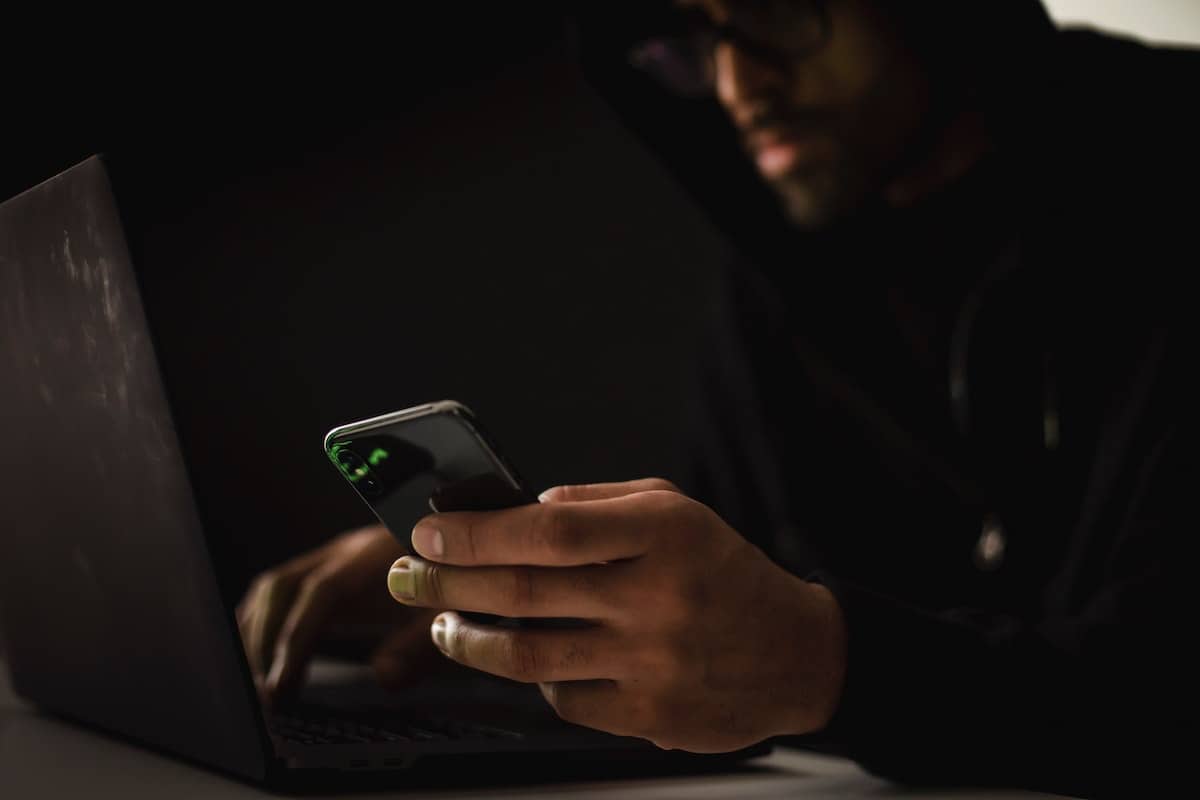 Hacker invadindo dispositivos