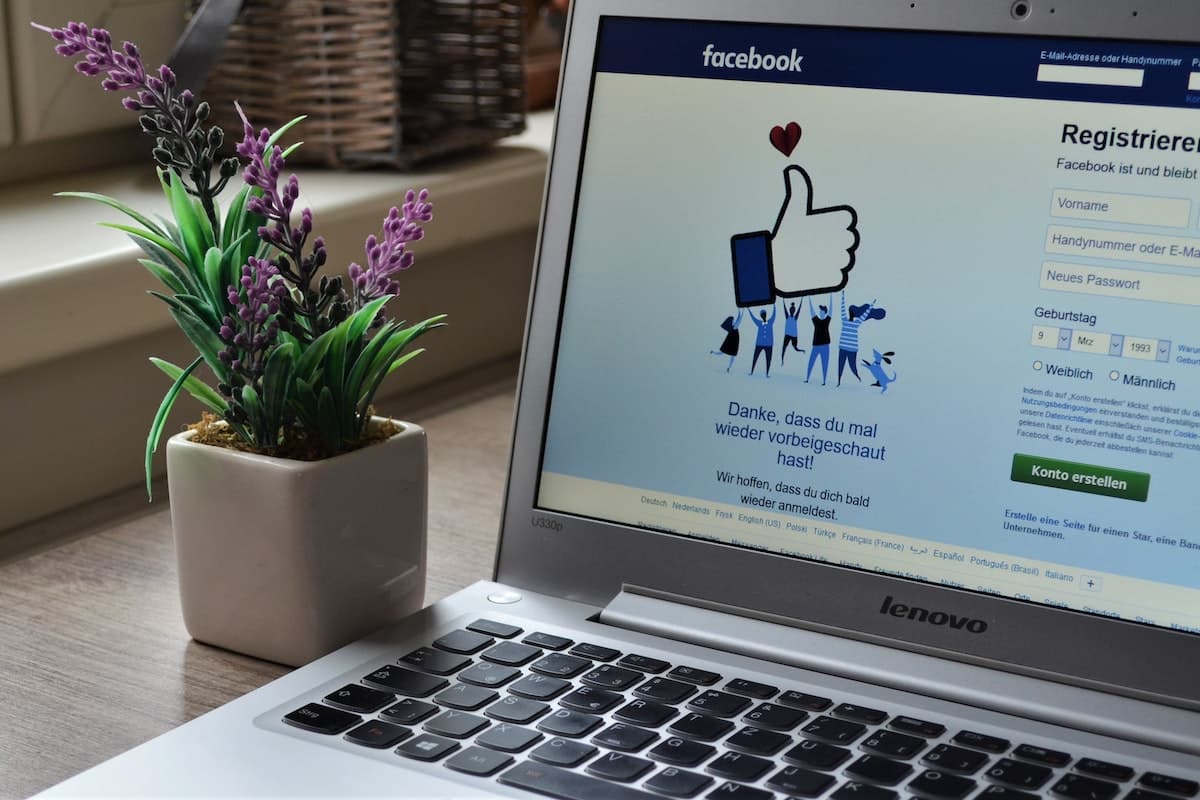 Tela de notebook com imagem do Facebook