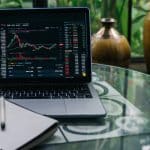 Caderno de estudos próximo de notebook com criptomoedas