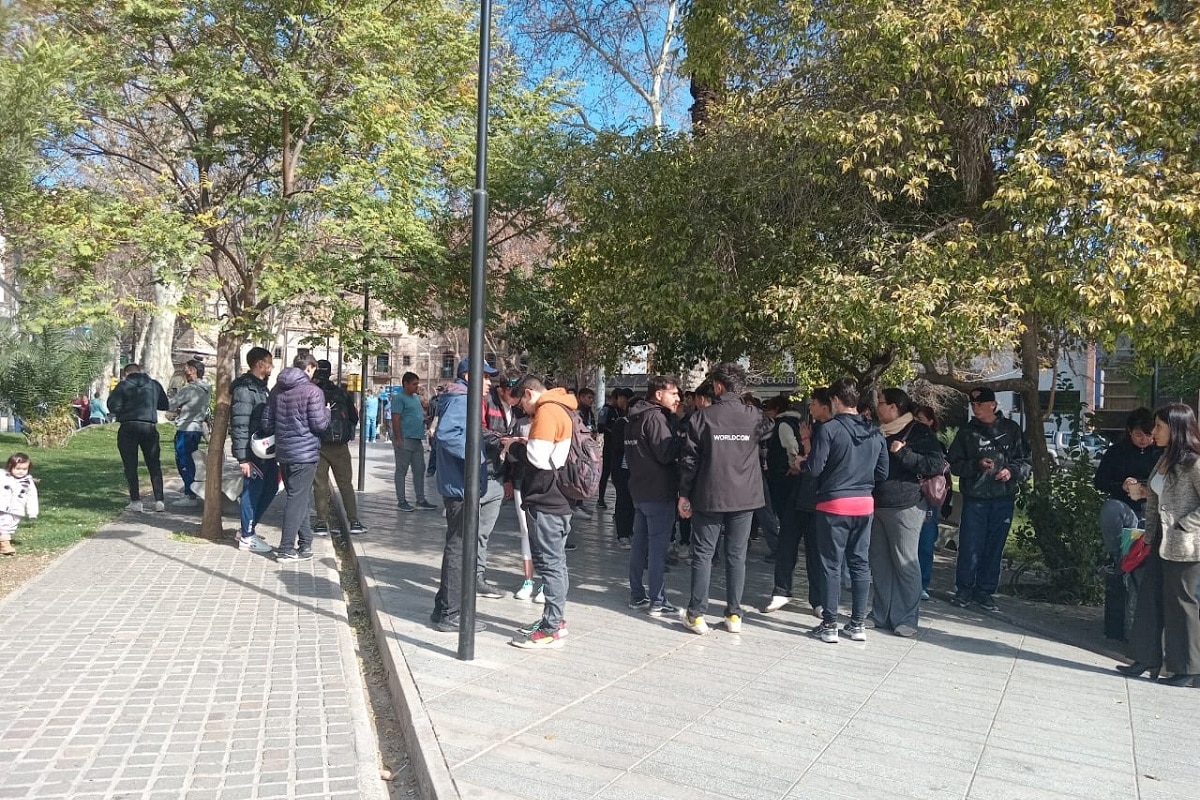 Equipamento de leitura de íris da Worldcoin na Argentina, fila de pessoas espera para capturar recompensa