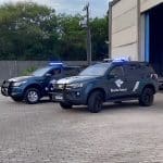 Viaturas da Receita Federal do Brasil saindo de galpão criptomoedas blockchain bitcoin operação alvo