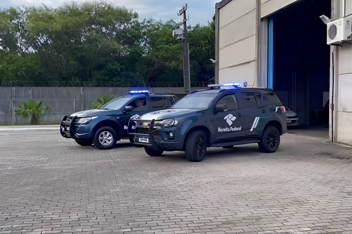 Viaturas da Receita Federal do Brasil saindo de galpão criptomoedas blockchain bitcoin operação alvo