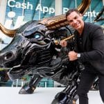 Francis Suarez, prefeito de Miami e candidato à presidência dos EUA, ao lado de Touro de Bitcoin. Fonte: Twitter/Reprodução.
