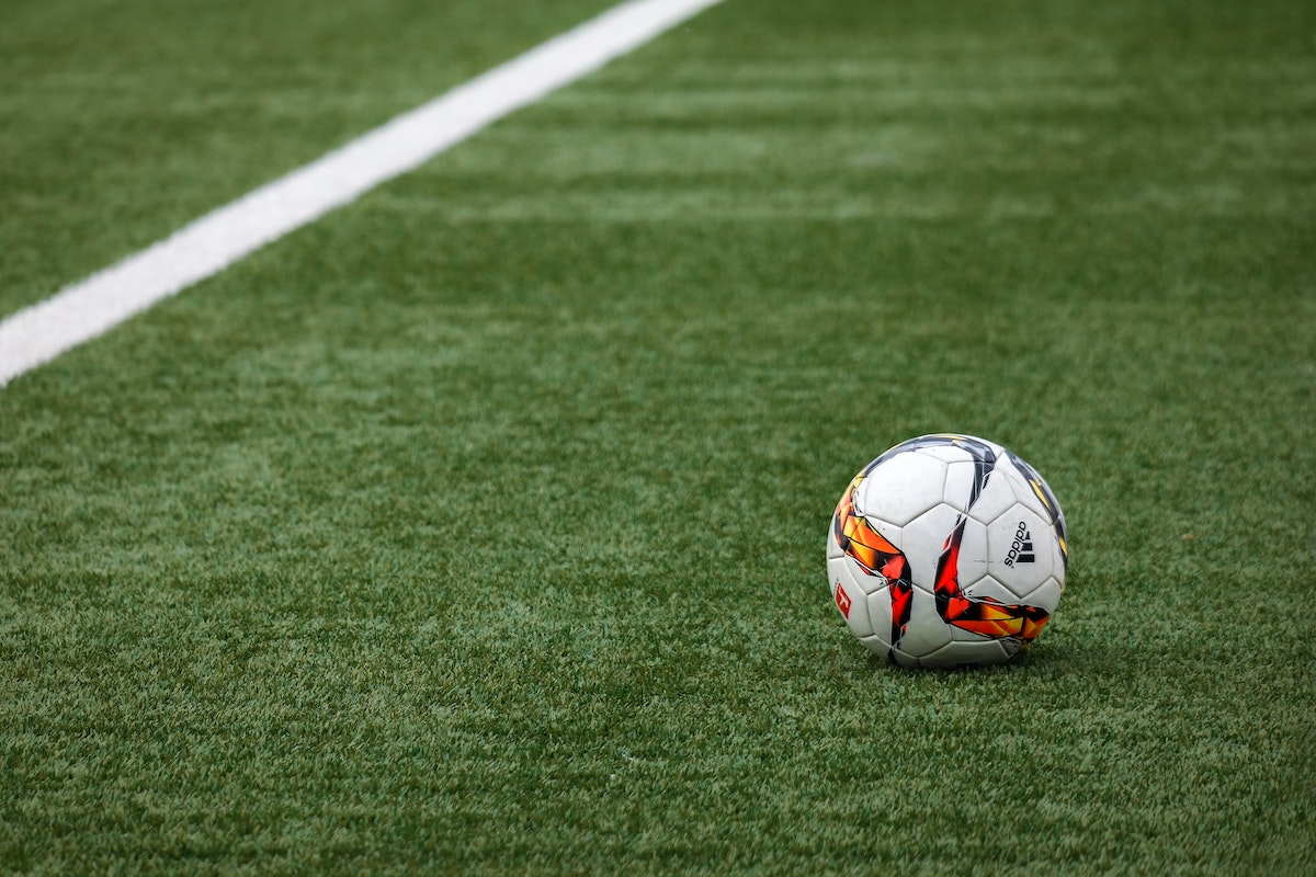 Bola de futebol em campo