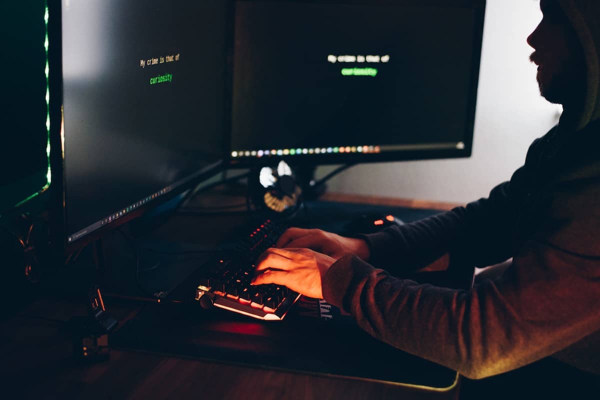 Hacker em invasão de sistemas