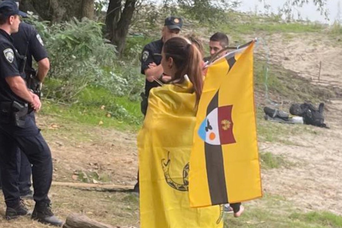 Moradora de Liberland tenta resistir a invasão da polícia da Croácia