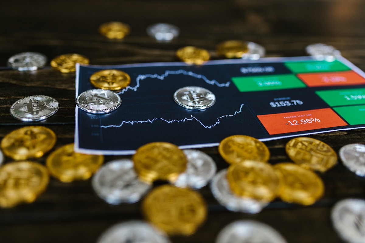 Criptomoedas sobre gráficos