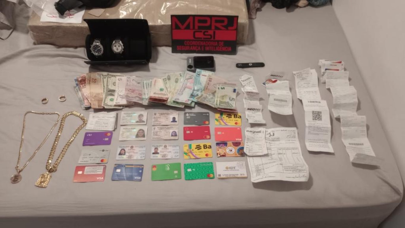 Bens apreendidos pelo MPRJ na Operação Medelín, deflagrada contra grupo que dopava investidores para roubar suas criptomoedas. Fonte: MPRJ/Reprodução.