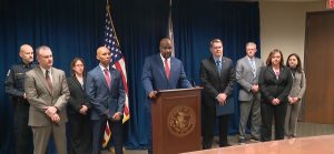 Autoridades americanas anunciando confisco de bitcoins ligados a traficante de drogas. Fonte: WBNS 10TV/Reprodução.