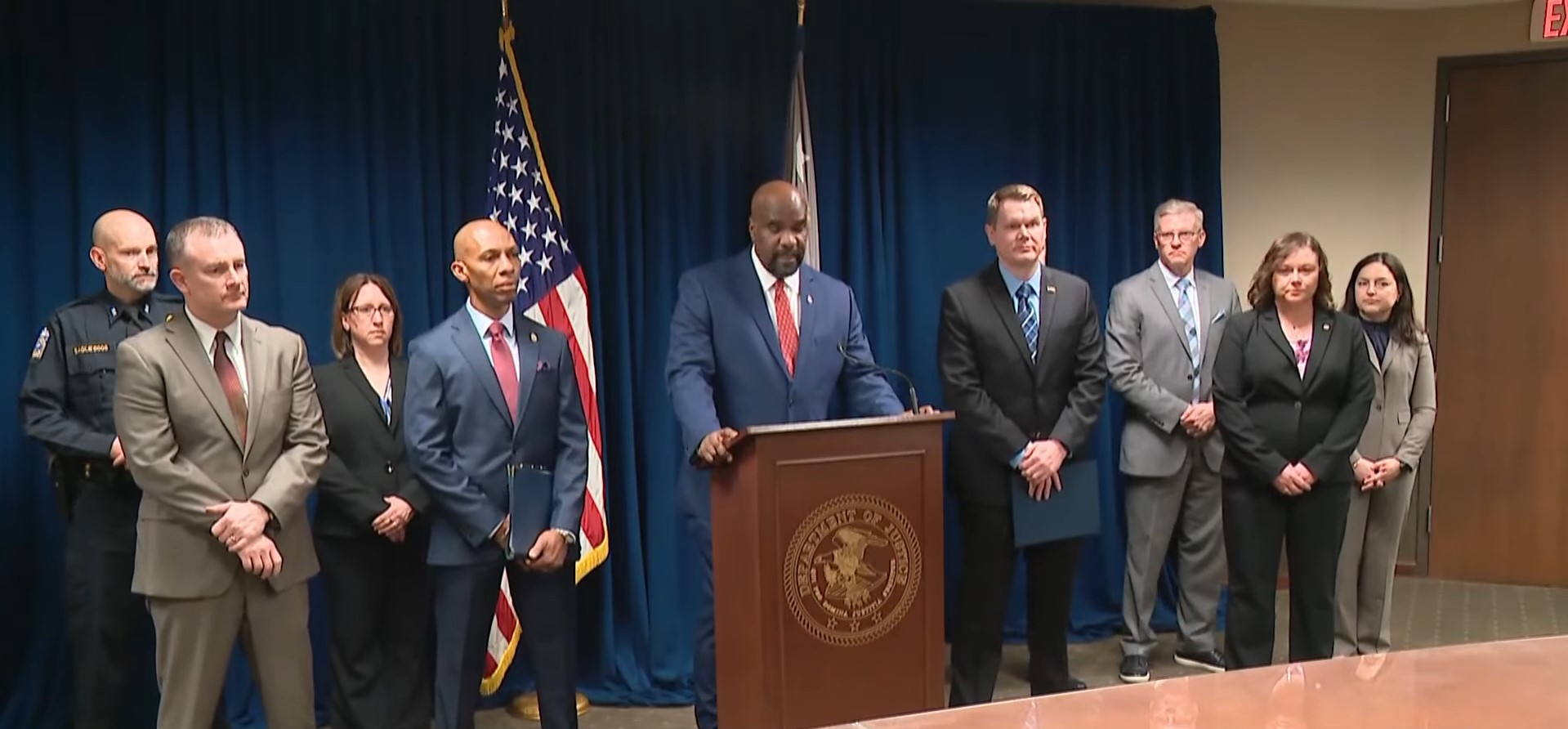 Autoridades americanas anunciando confisco de bitcoins ligados a traficante de drogas. Fonte: WBNS 10TV/Reprodução.
