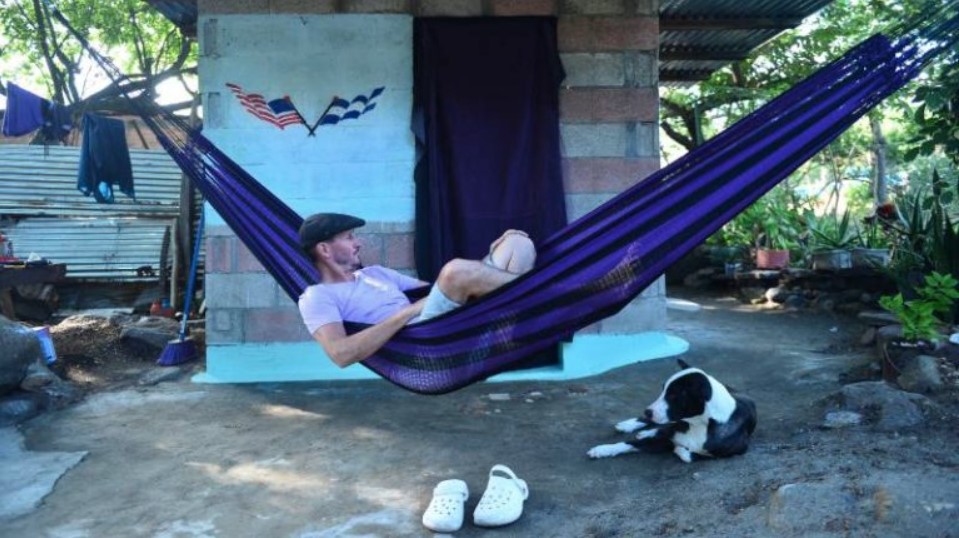 Corbin Keegan, americano que se mudou para El Salvador à espera da Bitcoin City. Fonte: Redes sociais/Reprodução.