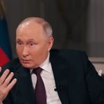 Vladimir Putin, presidente da Rússia, falando sobre dólar americano. Fonte: Tucker Carlson/YouTube.