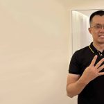 Changpeng Zhao, fundador da Binance, fazendo número 4 com as mãos.