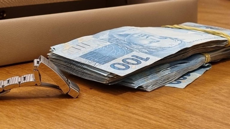 Dinheiro e bens de luxo sequestrados pela PF em operação
