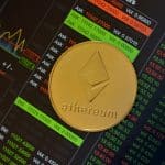 Moeda do Ethereum com gráficos ao fundo