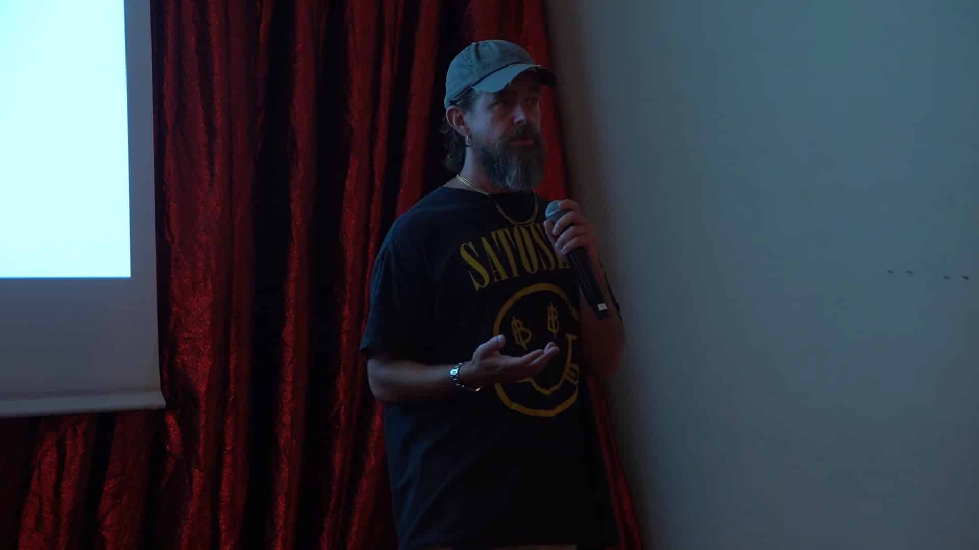Jack Dorsey, fundador do Twitter, dando palestra sobre Bitcoin. Fonte: YouTube/Reprodução.